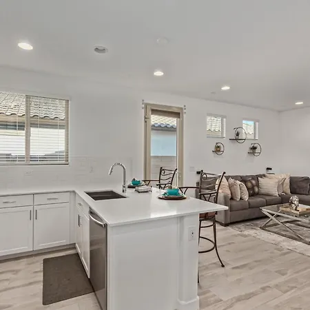 At Your Service - Modern Amenities, Urban Location, Sophisticated Style Phoenix Exterior photo