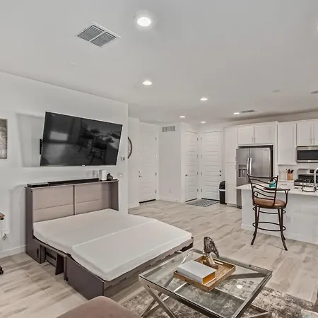 At Your Service - Modern Amenities, Urban Location, Sophisticated Style Phoenix Exterior photo