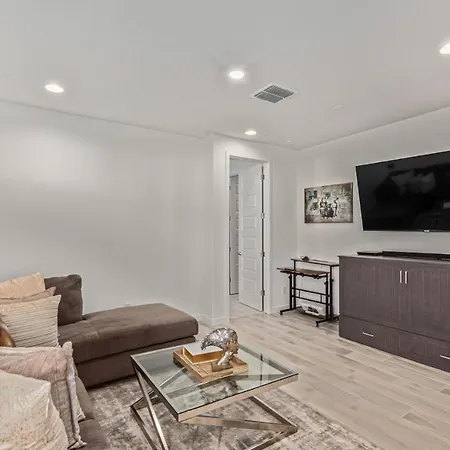 At Your Service - Modern Amenities, Urban Location, Sophisticated Style Phoenix Exterior photo